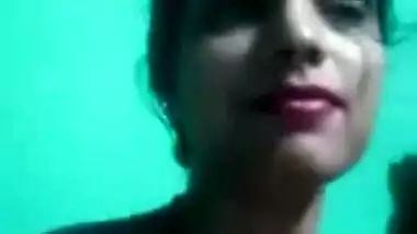 Slim village bhabhi makes nude XXX video for her horny Desi lover
