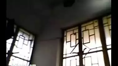 Mature desi bhabhi’s candle masturbation MMS