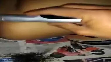 Sexy desi giirl Swan insert a carrot in her pussy deeply and oiling