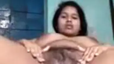Busty Desi girl fingers her XXX slit for amateur camera in MMS clip