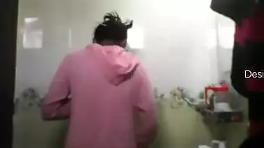 Teen Indian washes her XXX body and wears a pink robe on sex camera