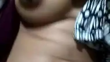 Amateur Desi whore makes XXX video to tease with extra-hairy cunt