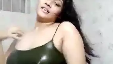 Indian desi sex MMS of a big girl showing her wet nude body