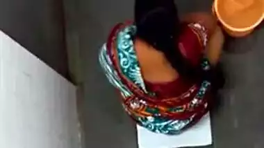 XXX girl pulls her sari up to piss and wash sex opening in the loo