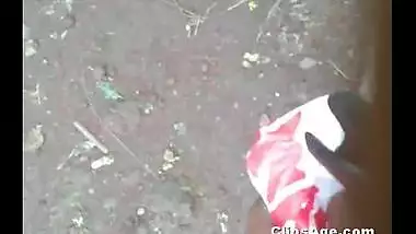 Yellow saree lady getting captured under her underskirt
