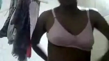 Tempting Desi sex amateur model changes in a XXX way on camera