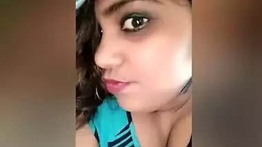 indian babe deep clevage