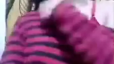 Kashmiri teen Desi girl pulls top up to expose boobs in XXX video