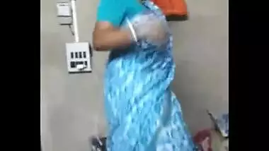 bubbly delhi housewife bhabhi disha roy bubbly navel and cleavage expose in blue sare