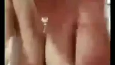 Video of Desi Bhabhi who wants to expose XXX body parts on camera