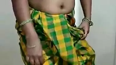 Desi bhbai open her saree