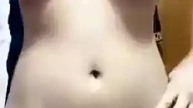 Pakistani girl showing her nude body in bathroom