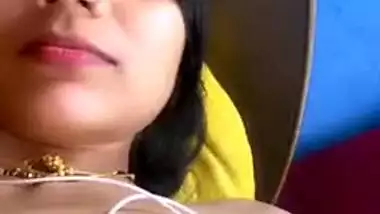 Curvy Desi Bhabhi takes various poses to make XXX fans see boobs well