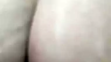 Man penetrates Desi MILF's shaved snatch with his XXX tool in MMS video