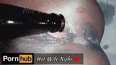 Sri Lankan Hot Wife having Fun by inserting a Beer bottle to her Pussy බියර් බෝතලෙන් ගත්තු සැපක්