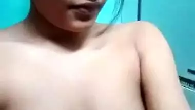 Unmarried Indian sexy girl showing her nudity on cam