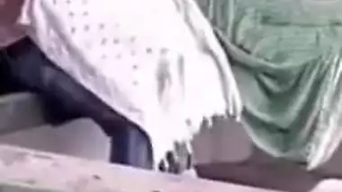 Indian girl in saree caught giving outdoor BJ to lover in Desi mms video