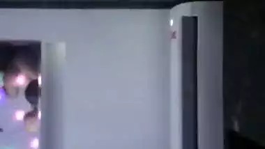 Safada adora dar o rabo enquanto o corno sai com os amigos