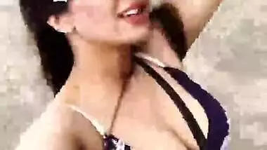 desi model big boobs cleavage show in beach