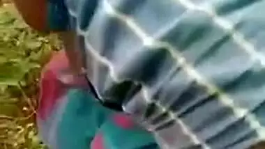 Man catches Desi MILF outdoors and makes her give him a XXX blowjob