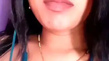 Beautiful eyes sexy maal nude fingering with a smile