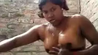 Desi village bhabhi poses nude for XXX video when taking a shower