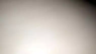 DESI WIFE NE BOYFRIEND SE CHOOT ME TEL LAGA KE HATH V LUND L