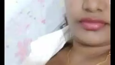 Sexy Look Desi Girl Showing Boobs on Video Call