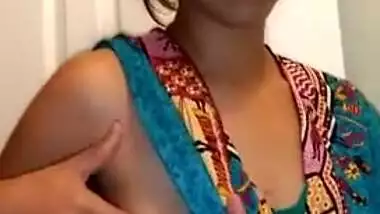 Indian wife exposes and milks her XXX boobies in a sex video blog
