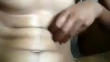 Bored Desi housewife puts XXX pinky flower in camera for MMS fans