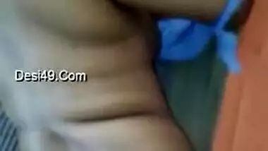 Sperm on Indian mom's back is easy to wipe in amateur sex video
