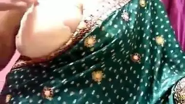 Horny desi bhabhi showing boobs on live in Green saree with Clear audio n moaning