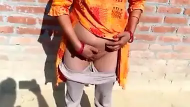 Indian Hot Bhabhi Ko Diwar Ke Piche Bulakar Mast Chudai Ki - Hot Indian And Indian Bhabhi