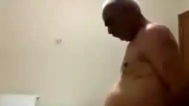 Rishu ki bua Sonu ko ghrpr aakr huka pine wale budhe n choda