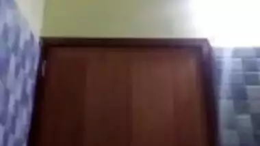 Tamil Girl Showing While Bathing