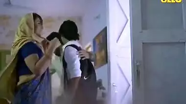 Indian Hot Aunty Has Romance In Bedroom - Hot Indian Aunty, Hot Indian And Indian Aunty