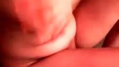 Desi escort girl exposes pussy in the Desi hotel room for MMS hunters