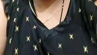 Mature Desi pulls dress up to expose saggy tits in self-made XXX video