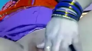 Desi XXX bitch masturbates pussy on webcam while husband is at work