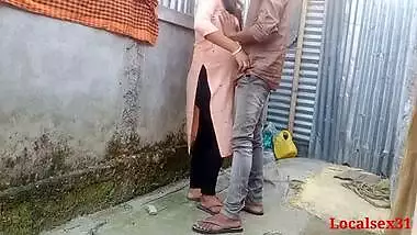 Horny village girl hides to have sex with Desi XXX lover in the yard