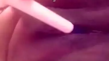 Plump Desi girl with sultry XXX eyes masturbates her muff with a pen
