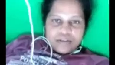 Desi mom is proud of saggy breasts and exposes them to the wanker