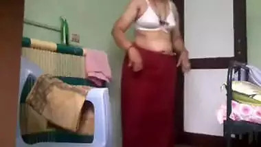 bhabhi oiling her sexy legs