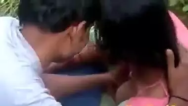Indian guy kisses XXX tits of GF during outdoor chudai not noticing cam