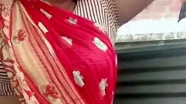 homely hot bhabhi navel show in saree