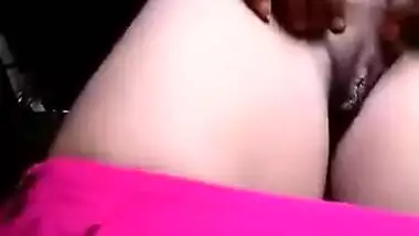Desi XXX girl in pink plays with her own boobs and nipples in MMS video