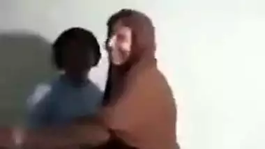 Lustful Desi mature likes having XXX sex with younger Pakistani guy