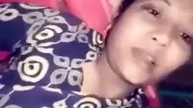 Sultry Desi female shows XXX tits and rubs her pussy for MMS clip