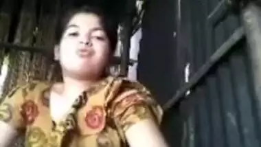 Horny Bangladeshi girl fingers her Desi pussy and moans for XXX vid