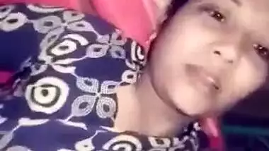 Sultry Desi female shows XXX tits and rubs her pussy for MMS clip